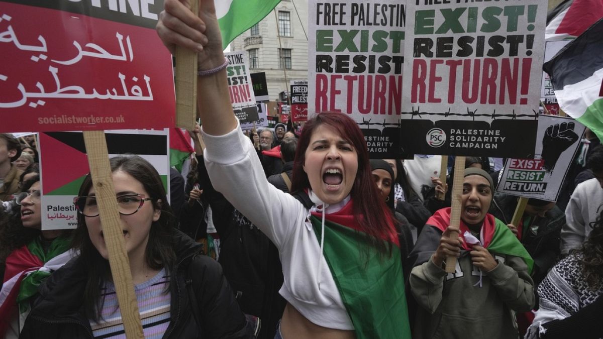 Protestocular 14 Ekim 2023 Cumartesi günü Londra'da Filistin yanlısı bir gösteriye katıldı.