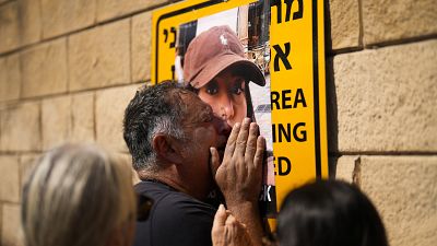 إسرائيلي يبكي على صورة ابنته ويطالب بالإفراج عن الأسرى