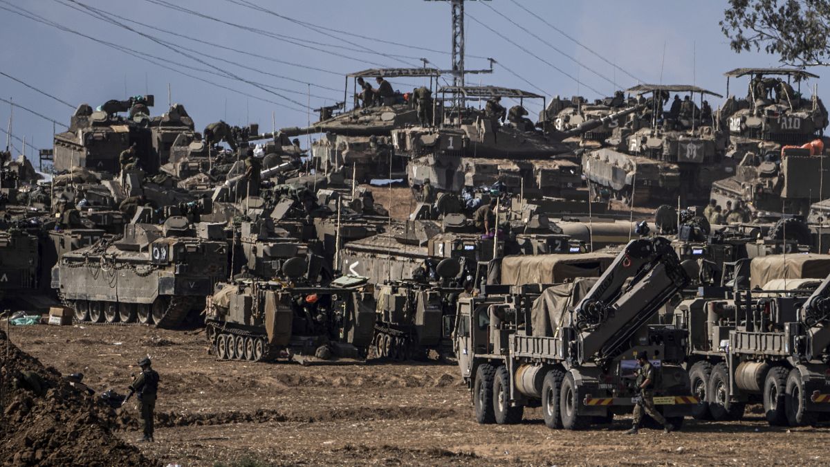 Izraeli harcjárművek gyülekeznek közel a gázai határhoz