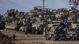 Izraeli harcjárművek gyülekeznek közel a gázai határhoz