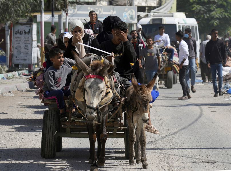 İsrail'in talimatı sonrası Gazzeli siviller evlerini terk etmeye çalışıyor