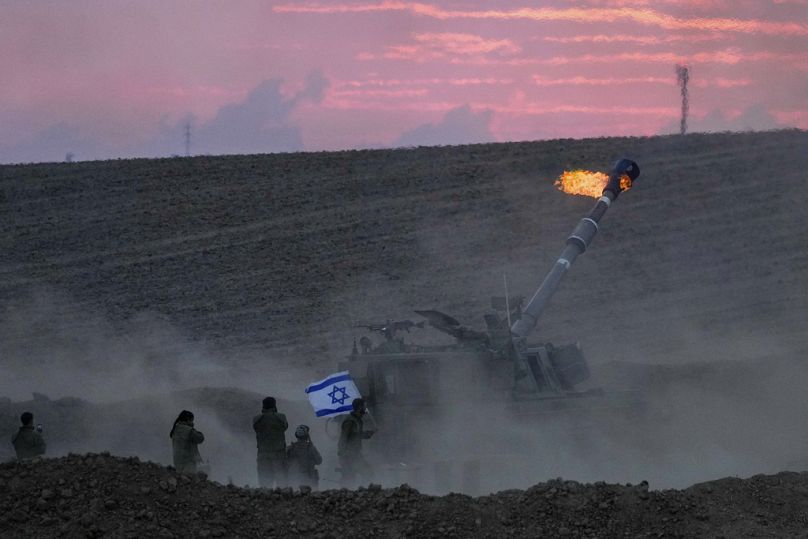 Gaaze'de bir hedefe saldırı düzenleyen İsrail topçu birliği