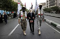 İran'da cuma günü düzenlenen Filistin'e destek gösterisinde Filistin ve Lübnanlı asker kılığındaki Besiç güçlerinin İsrail Baibakanı Netanyahu'yu tutuklandığı temsil edildi