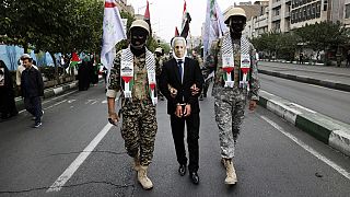 İran'da cuma günü düzenlenen Filistin'e destek gösterisinde Filistin ve Lübnanlı asker kılığındaki Besiç güçlerinin İsrail Baibakanı Netanyahu'yu tutuklandığı temsil edildi