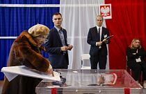 Başkent Varşova'da oy kullanan bir seçmen