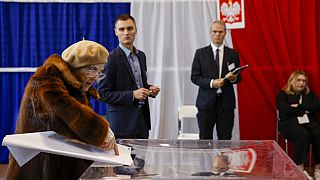 Başkent Varşova'da oy kullanan bir seçmen