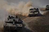 Gazze sınırına doğru giden İsrail tankları 