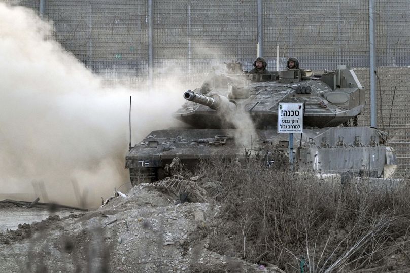 Gazze sınırında konuşlu İsrail tankları