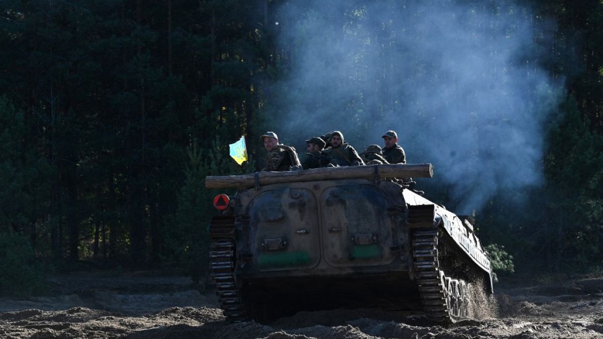 Военнослужащие 1-ой президентской бригады Украины «Буревой» едут на БТР во время учений в Черниговской области 13 октября 2023 года, перед отправкой на фронт