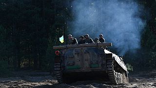 Военнослужащие 1-ой президентской бригады Украины «Буревой» едут на БТР во время учений в Черниговской области 13 октября 2023 года, перед отправкой на фронт