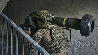 Ουκρανός στρατιώτης κρατά έναν αντιαρματικό πύραυλο στη θέση του στην Avdiivka, στην περιοχή Ντόνετσκ, Ουκρανία, Παρασκευή, 18 Αυγούστου 2023