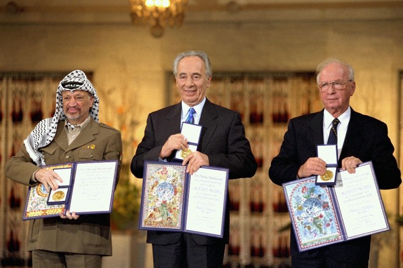 Jasszer Arafat, Simón Peresz és Jichák Rabin a Nobel-békedíjjal, 1994-ben