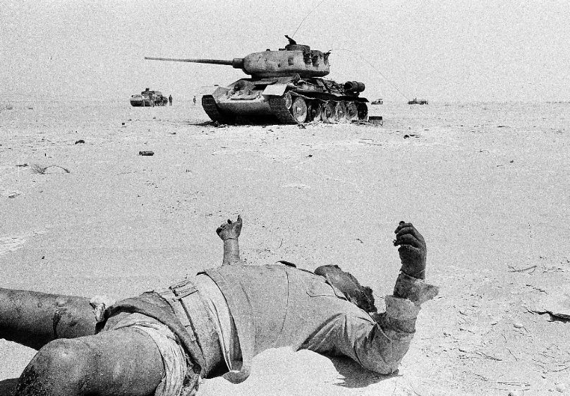 Kilőtt egyiptomi tank és elesett katona a Sínai-sivatagban, 1967. június 6-án