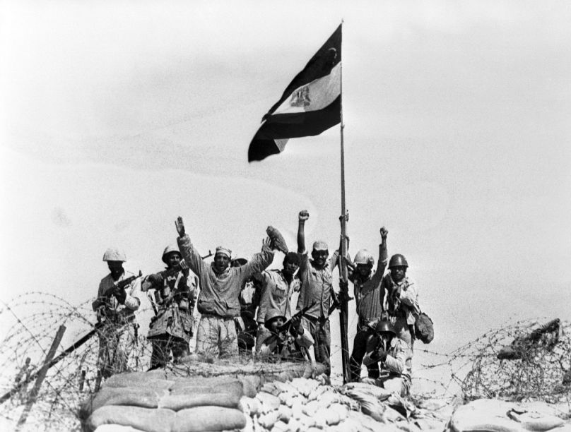 Egyiptomi katonák egy izraeli bunker elfoglalását ünneplik a Szuezi-csatornától keletre, 1973. október 16-án
