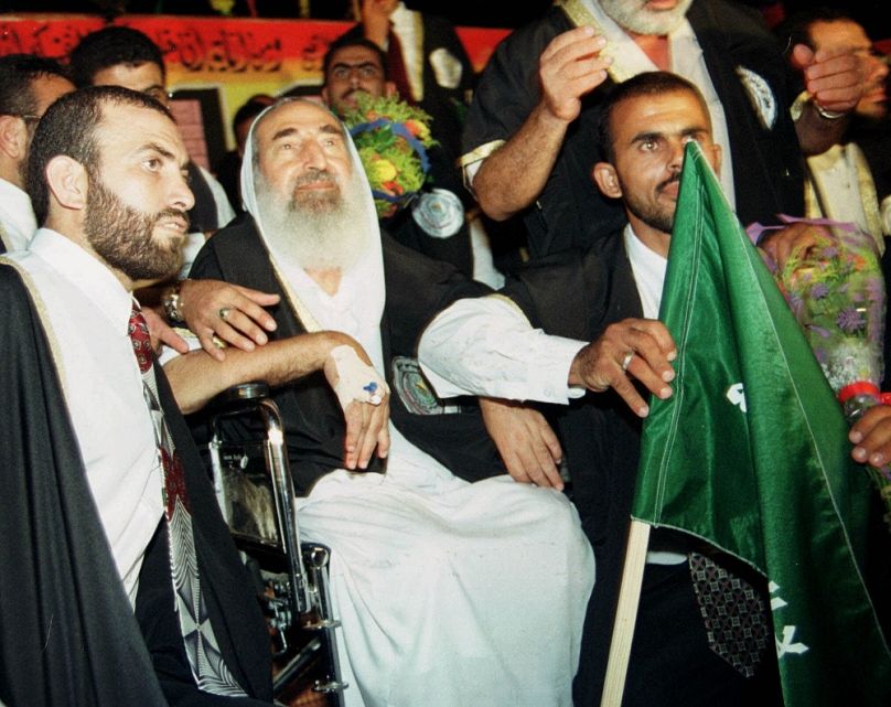 Ahmed Jászín sejk egy tömeges palesztin menyegzőn, 1999-ben