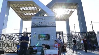 Los ciudadanos, algunos de ellos con pasaporte extranjero, se encuentran bloqueados en la frontera sur de Gaza.
