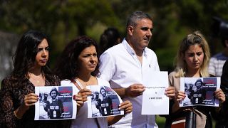 صحفيون لبنانيون يحملون صور مصور فيديو رويترز عصام عبد الله الذي قُتل في قصف إسرائيلي خلال احتجاج أمام مقر الأمم المتحدة في بيروت، لبنان، الأحد 15 أكتوبر 2023.