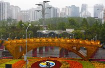 Pekin'de Kuşak ve Yol Forumu'nun yapıldığı alan. Tarihi İpek Yolu'nun Altın Köprüsü'nü sembolize eden yapı (arşiv)