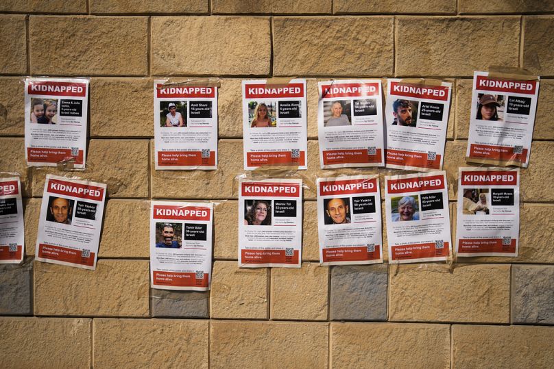 Kaçırılanların resimleri Tel Aviv'de bir duvara asıldı