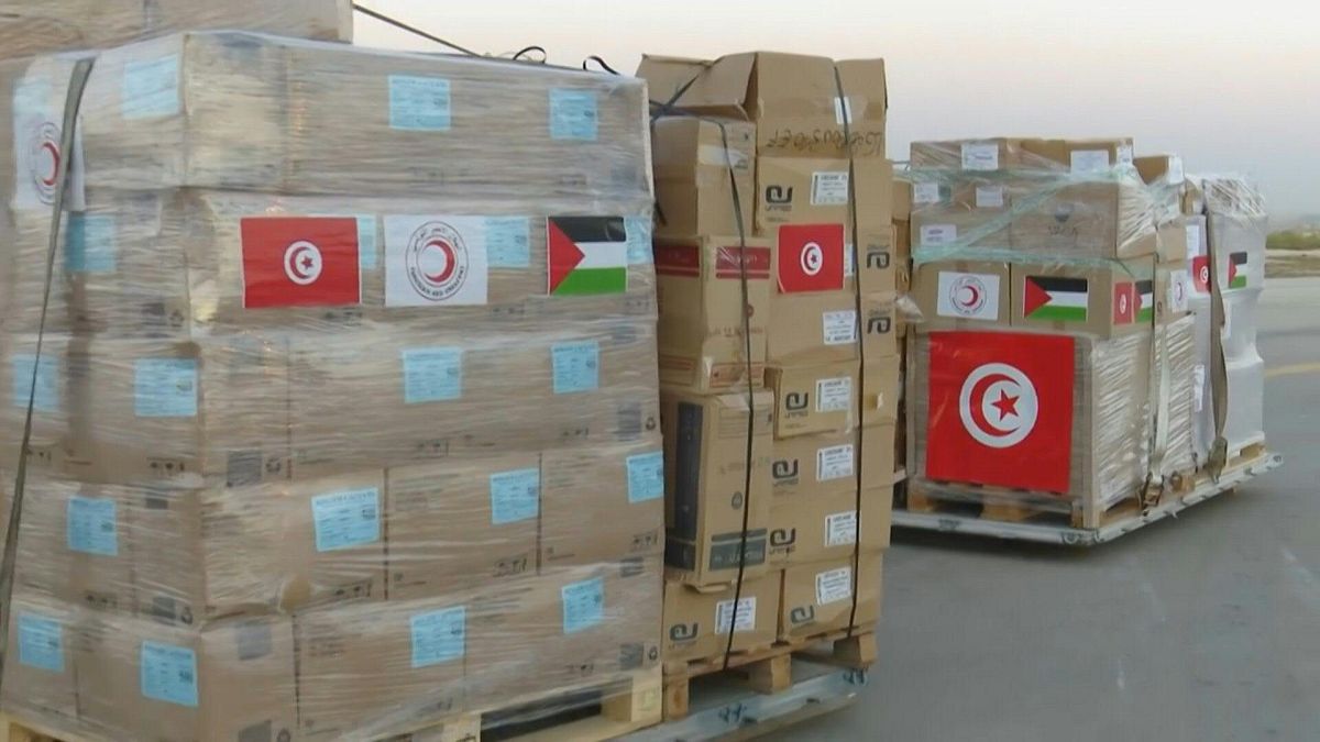 أول شحنة مساعدات من تونس إلى غزة