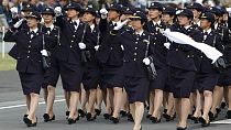 Japonya Öz Savunma Kuvvetleri'ne (Japon ordusu) mensup kadın askerler geçit töreninde yürürken