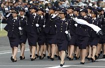 Japonya Öz Savunma Kuvvetleri'ne (Japon ordusu) mensup kadın askerler geçit töreninde yürürken