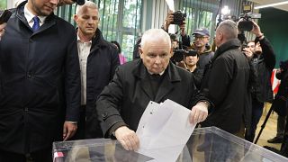 Jaroslaw Kaczynski, a Jog és Igazságosság Pártjának elnöke szavaz a lengyel parlamenti választásokon Varsóban 2023. október 15-én.