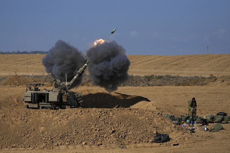 Une unité d'artillerie mobile israélienne a tiré un obus depuis le sud d'Israël vers la bande de Gaza, dans une position près de la frontière Israël-Gaza, Israël, 15/10/2023