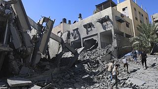 Zerstörte Gebäude nach israelischen Luftangriffen auf Gaza-Stadt im Zentrum des Gazastreifens