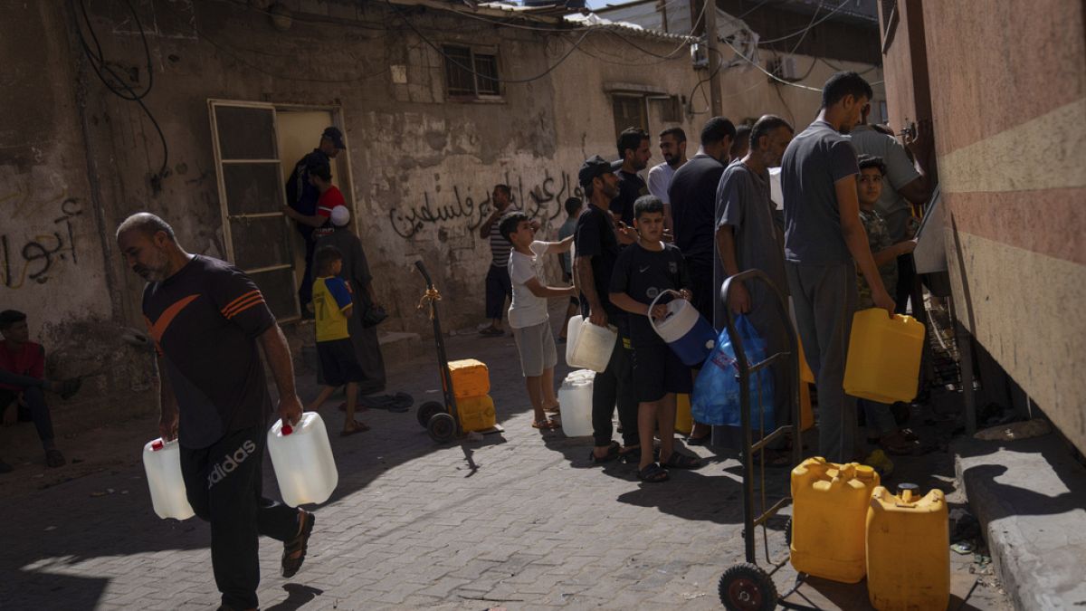 Gazze'nin güneyindeki İsrail'in ablukası nedeniyle Han Yunus kentinde halk içme suyu bulmak için çeşme arıyor