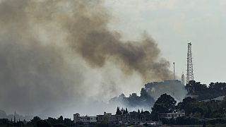 Hizbullah saldırısı sonucu İsrail topraklarındaki ordu mevzilerinde yükselen dumanlar 