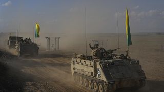 Vehículos blindados de transporte de tropas israelíes se dirigen hacia la frontera con la Franja de Gaza, en el sur de Israel, el domingo 15 de octubre de 2023