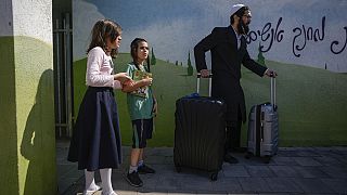 Alguns dos israelitas que abandonaram a cidade de Sderot, no domingo, 15 de outubro de 2023