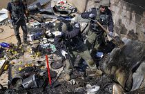 Die israelische Polizei löscht ein Feuer nach einem Raketeneinschlag in Sderot, im Süden Israels