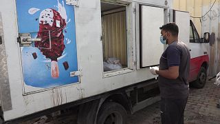 ثلاجات آيس كريم تستخدم لحفظ الموتى في غزة