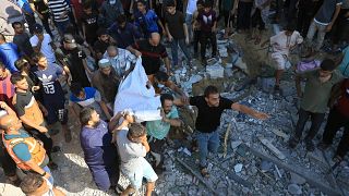 انتشال جثث من تحت انقاض المباني المهدمة في غزة