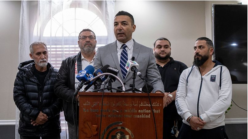أحمد رحاب، المدير التنفيذي لفرع شيكاغو لمجلس العلاقات الأمريكية الإسلامية، يتحدث في مؤتمر صحفي عقد في مركز الجالية الإسلامية في شيكاغو 15أكتوبر/تشرين الأول 2023