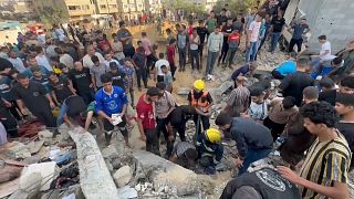 عمليات البحث تحت أنقاض منزل حطمته غارات إسرائيلية في مدينة خان يونس،قطاع غزة. 16 تشرين الأول 2023