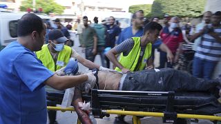 Palestinos heridos en ataques aéreos israelíes son llevados a un hospital en Deir al-Balah, al sur de la Franja de Gaza, domingo 15 de octubre de 2023