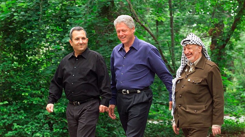 یاسر عرفات (راست) بیل کلینتون (وسط)‌ و ایهود باراک (چپ) در کمپ دیوید به تاریخ یازدهم ژوئیه ۲۰۰۰
