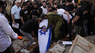 A Hamász-terrortámadás egyik izraeli áldozatának temetése Kfar Sabában
