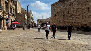 Des personnes entrent dans la vieille ville de Jérusalem par la porte de Jaffa, alors que le conflit fait des ravages dans le secteur du tourisme 11 octobre 2023\. 