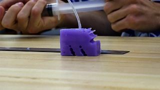  Изображението демонстрира ходещ робот, построен от план, създаден от AI. 