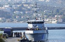 أرشيف: مهاجرون ينزلون من سفينة ساحلية يونانية بعد عملية إنقاذ، في ميناء ميتيليني، على جزيرة ليسبوس شمال شرق بحر إيجه، اليونان، الاثنين 28 أغسطس 2023.