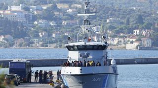 أرشيف: مهاجرون ينزلون من سفينة ساحلية يونانية بعد عملية إنقاذ، في ميناء ميتيليني، على جزيرة ليسبوس شمال شرق بحر إيجه، اليونان، الاثنين 28 أغسطس 2023.