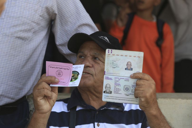 Egy palesztin férfi német útlevelét mutatja a rafahi határátkelőnél