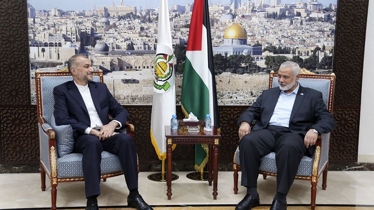 Il ministro degli Esteri iraniano Hossein Amir-Abdollahian e il capo del politburo di Hamas Ismail Haniyeh si incontrano in Qatar, 14 ottobre 2023