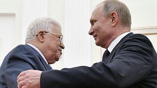 2018: Putyin orosz elnök átöleli Mahmúd Abbász palesztin elnököt a Kreml-ben