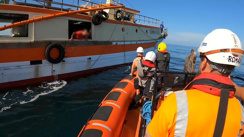 Ein Schnellboot von der Ocean Sentinel bringt das Inspektionsteam zu den Fischerbooten auf See