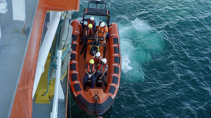 От Ocean Sentinel отъезжает катер, перевозя инспекционную группу к рыбацким судам в море